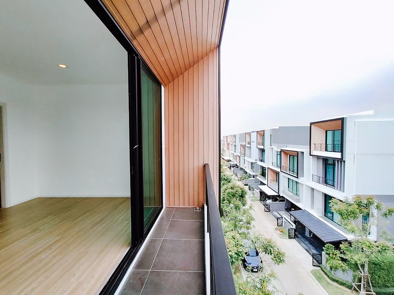 เนอวานา-ดีฟายน์-ศรีนครินทร์-พระราม9