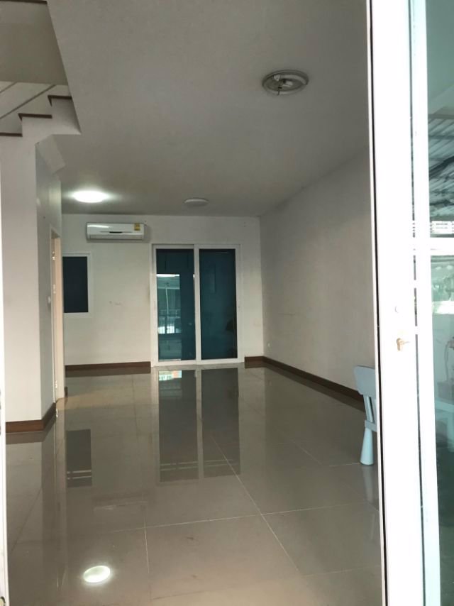 ให้เช่าทาวโฮม-3-ชั้นหมู่บ้าน-the-trust-นวลจันทร์เลียบทางด่วนรามอินทรา