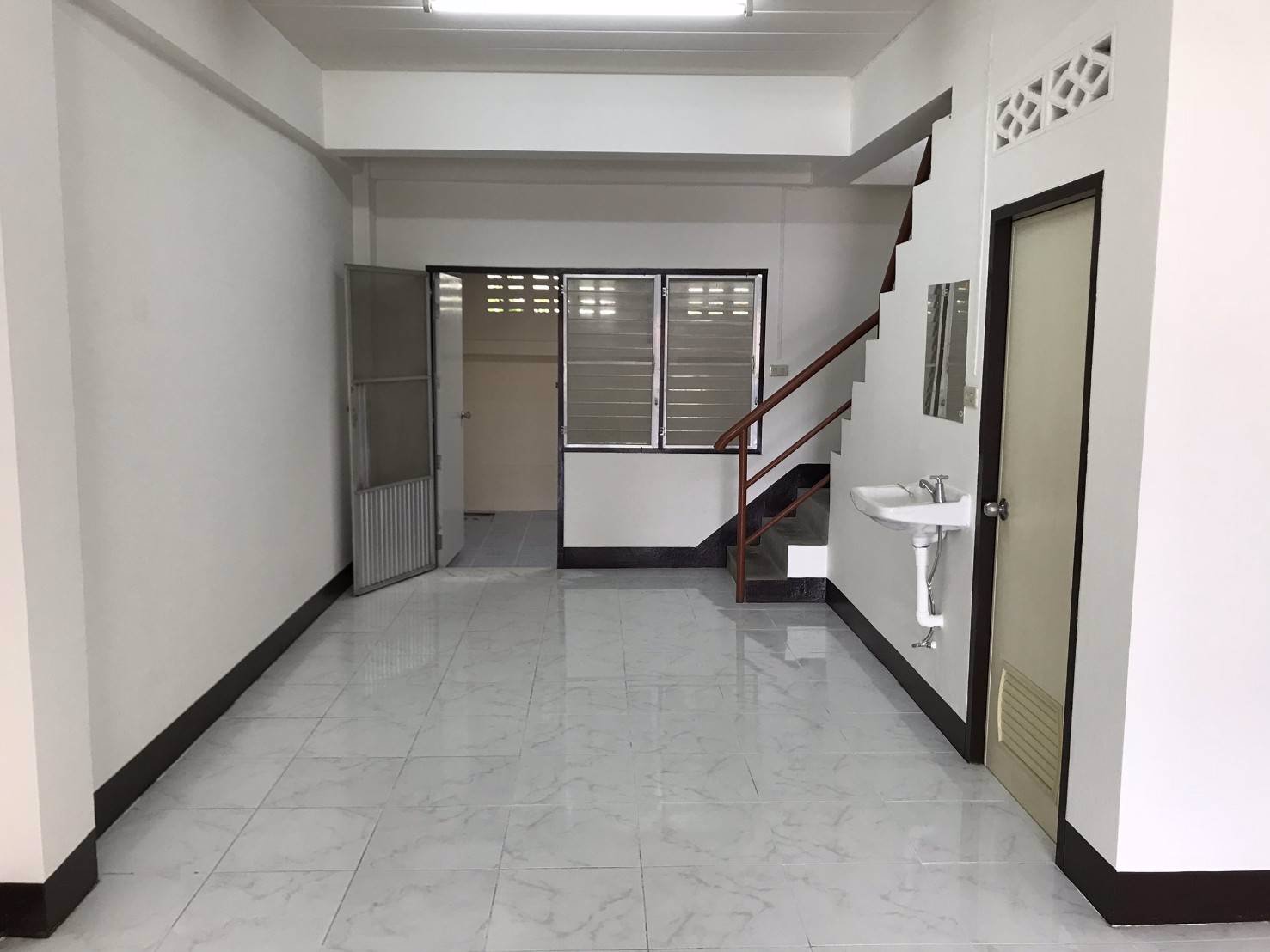 ขายอาคารพานิช-2ชั้นครึ่ง-ใกล้ราชมงคลอีสาน