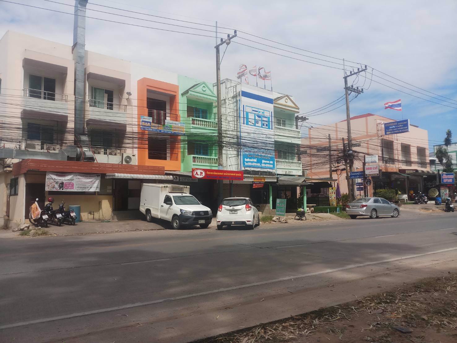 อาคารพานิช-3-ชั้น-ตรงข้ามค่ายศรีพัชรินทร์