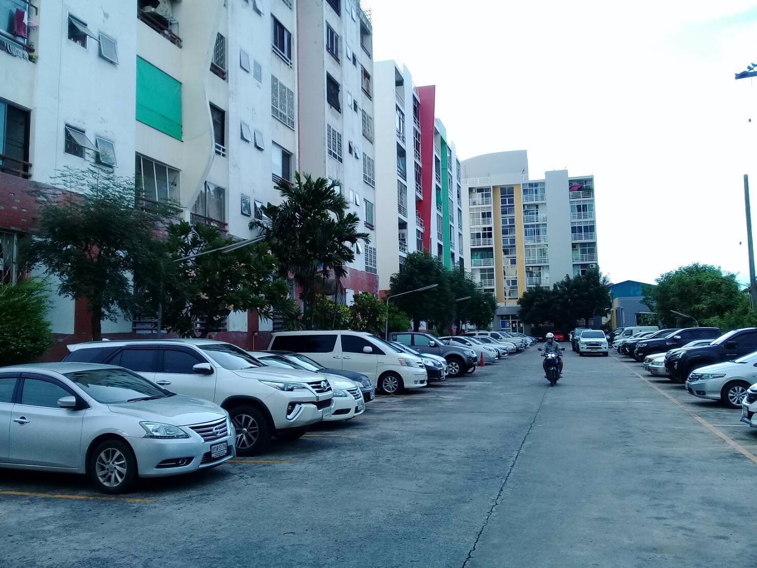 ให้เช่าคอนโดติดถรามคำแหง157ห่างถใหญ่100กว่าเมตรค่าเช่า3200บ-ดโทร08467129570851593901