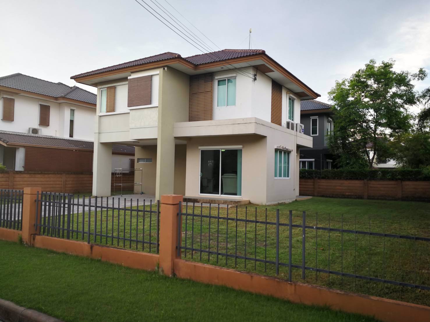 ขายบ้านเดี่ยว-2-ชั้น-100-ตรวา-ราคาถูก-หมู่บ้านฮาบิเทีย-ปัญญาอินทรา-ถนนปัญญาอินทรา-เขตคลองสามวา-ใกล้