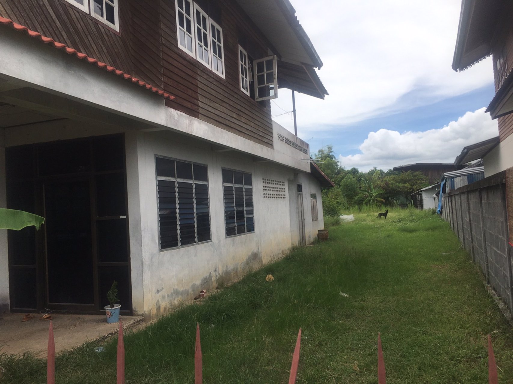 ขายบ้านพร้อมที่ดิน-สวยๆ-ติดถนนดำ