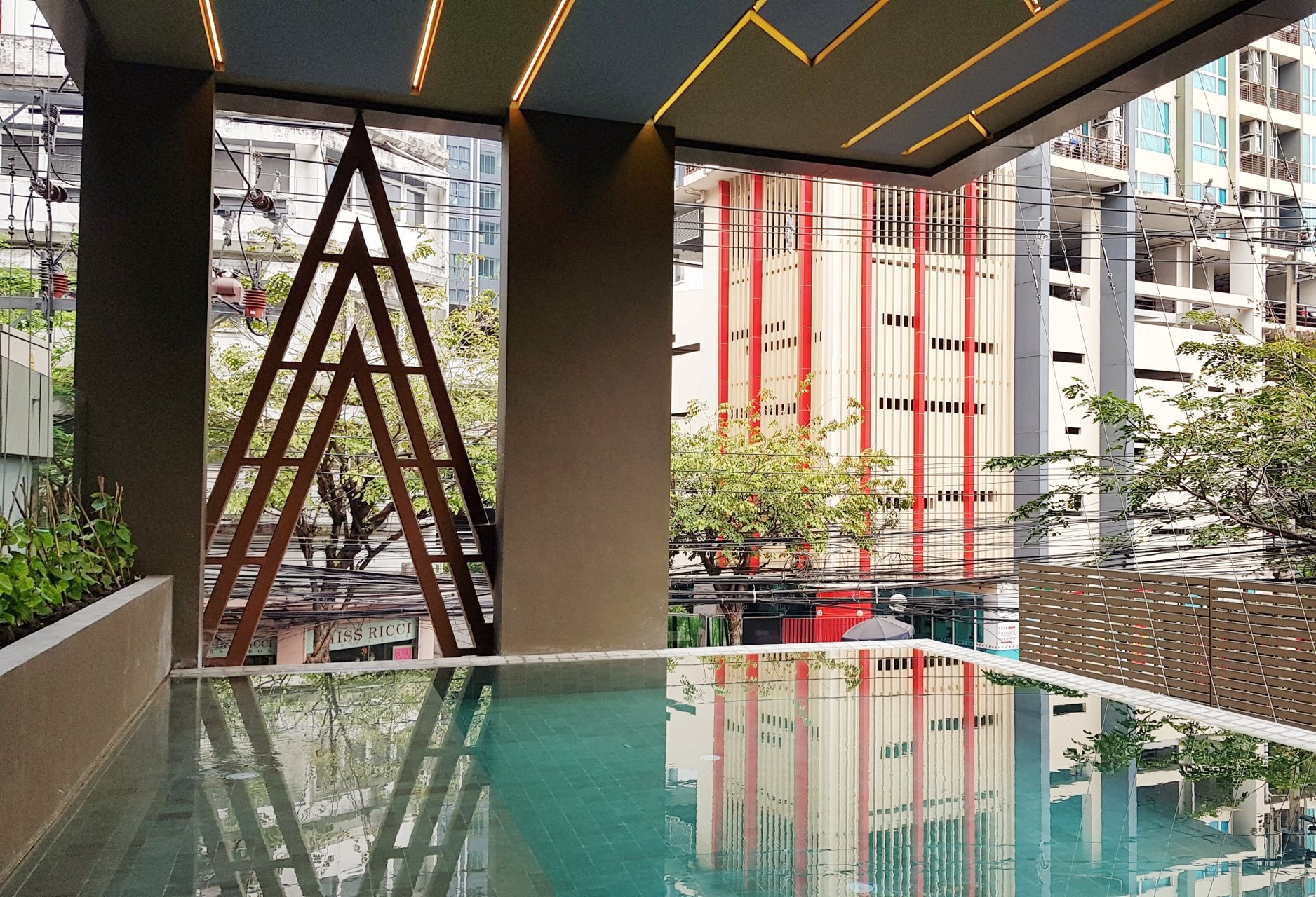 sale-altitude-define-2-bedrooms-435-sqm-350-meters-from-mrt-sam-yan-near-silom