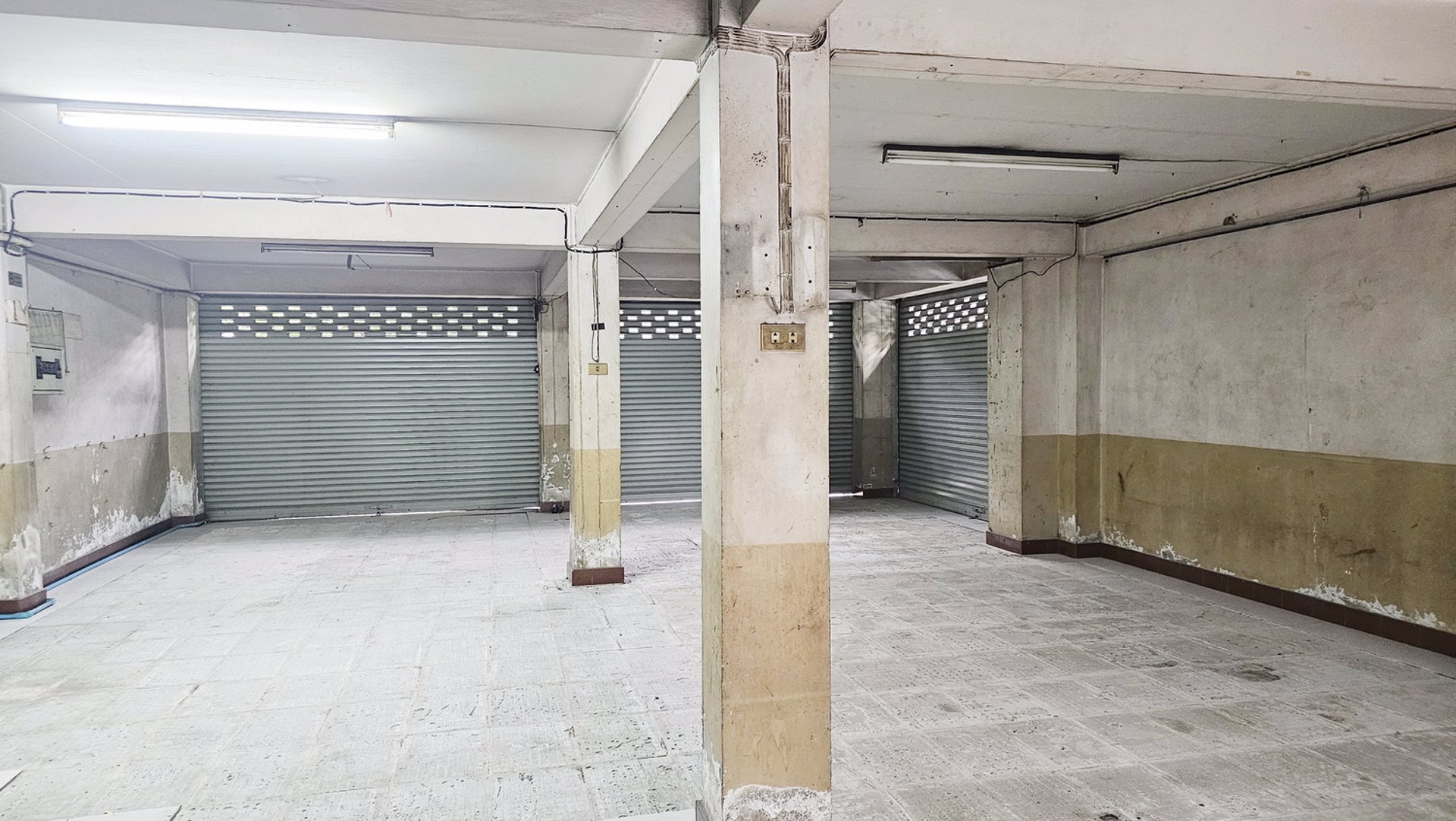 อาคาร-4-ชั้นมีดาดฟ้า-ทำเลทอง-ถนนกรุงธนบุรี-ซอย-1-ใกล้ไอคอน-สยาม-และรถไฟฟ้าวงเวียนใหญ่