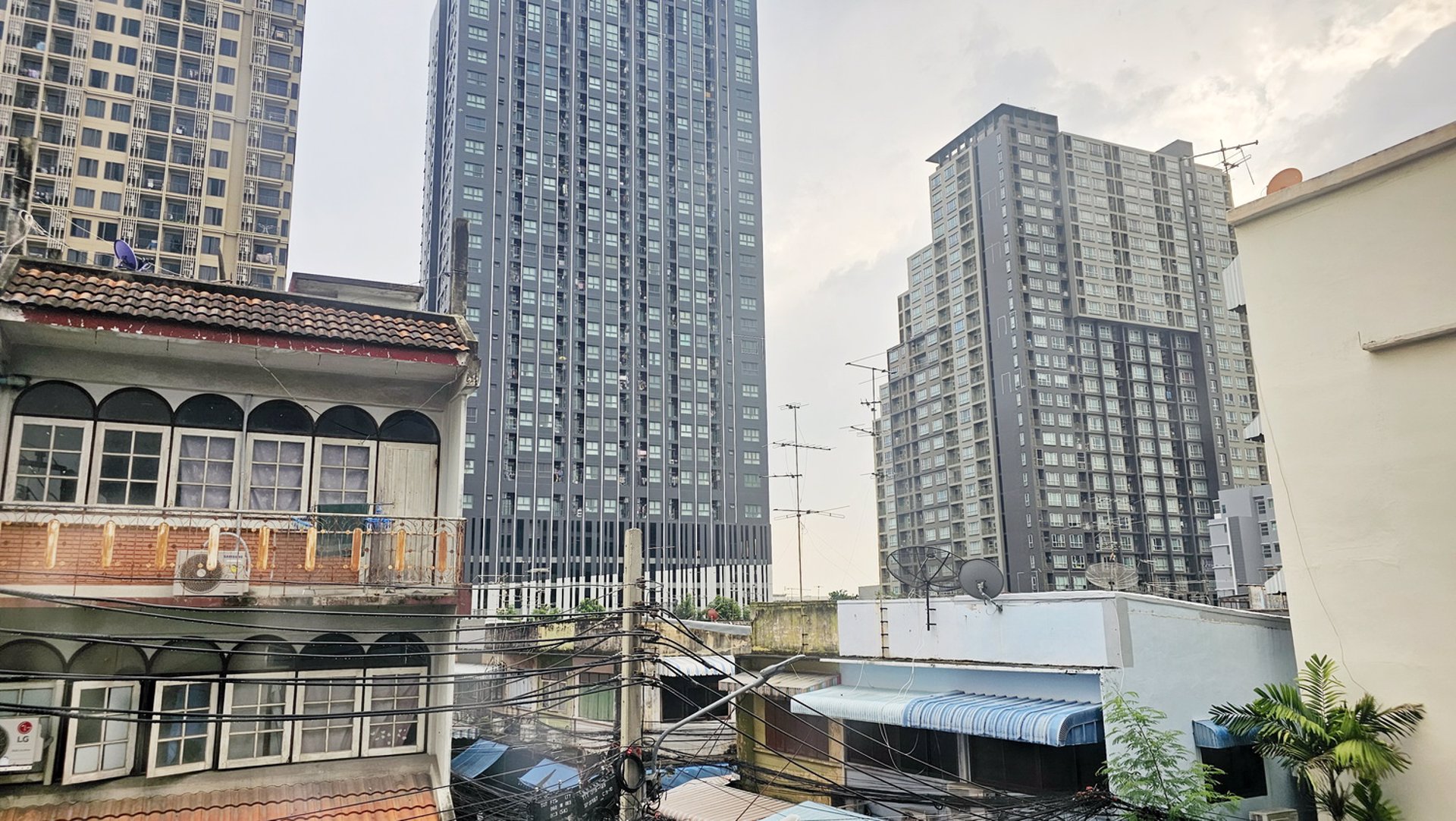 อาคาร-4-ชั้นมีดาดฟ้า-ทำเลทอง-ถนนกรุงธนบุรี-ซอย-1-ใกล้ไอคอน-สยาม-และรถไฟฟ้าวงเวียนใหญ่