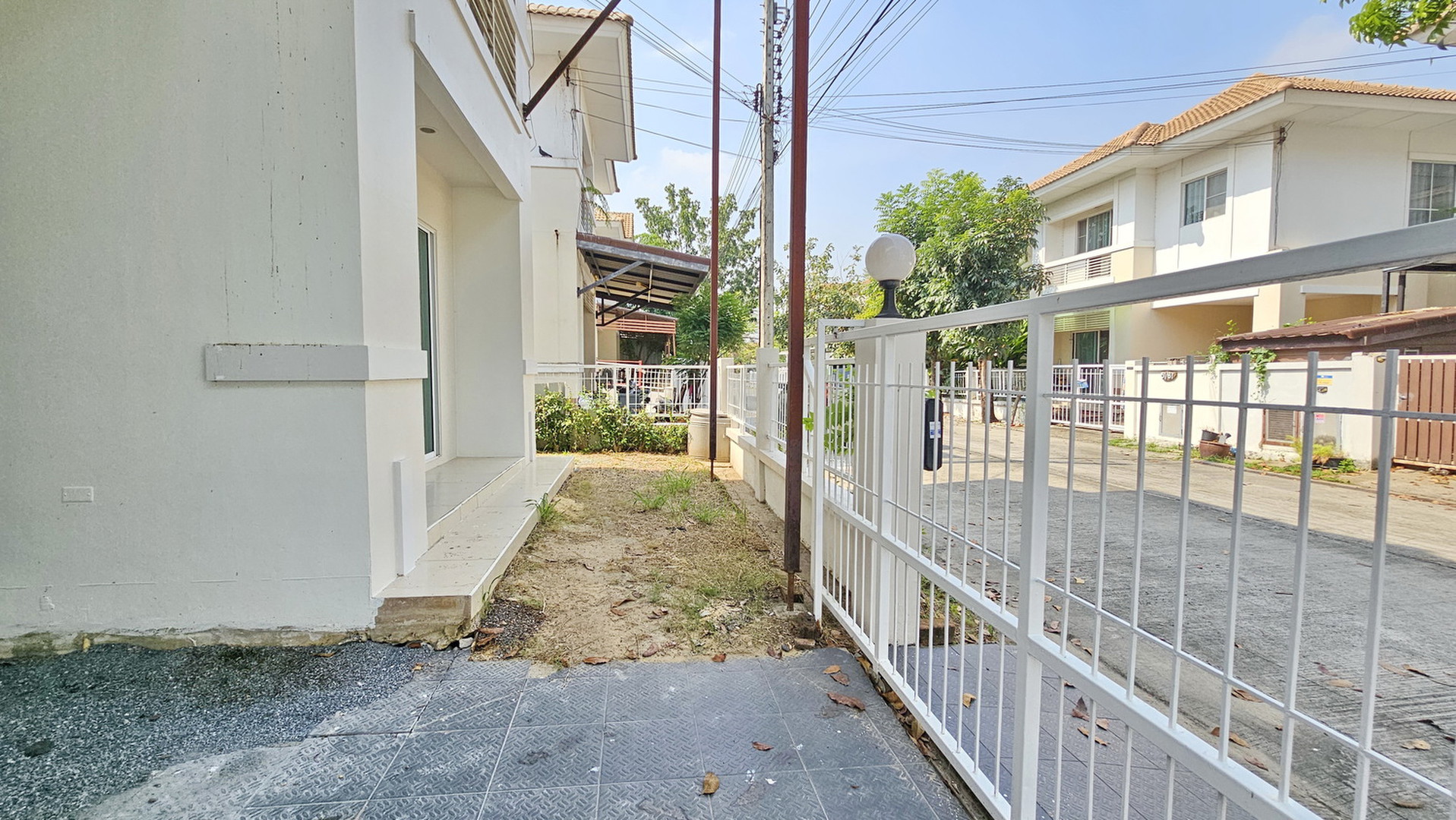 แลนซีโอ-รามคำแหง-วงแหวน-ซอยมีสทีน-บ้านแฝด-สไตล์บ้านเดี่ยว-4020-ตรว-สภาพดี-ใกล้รถไฟฟ้า