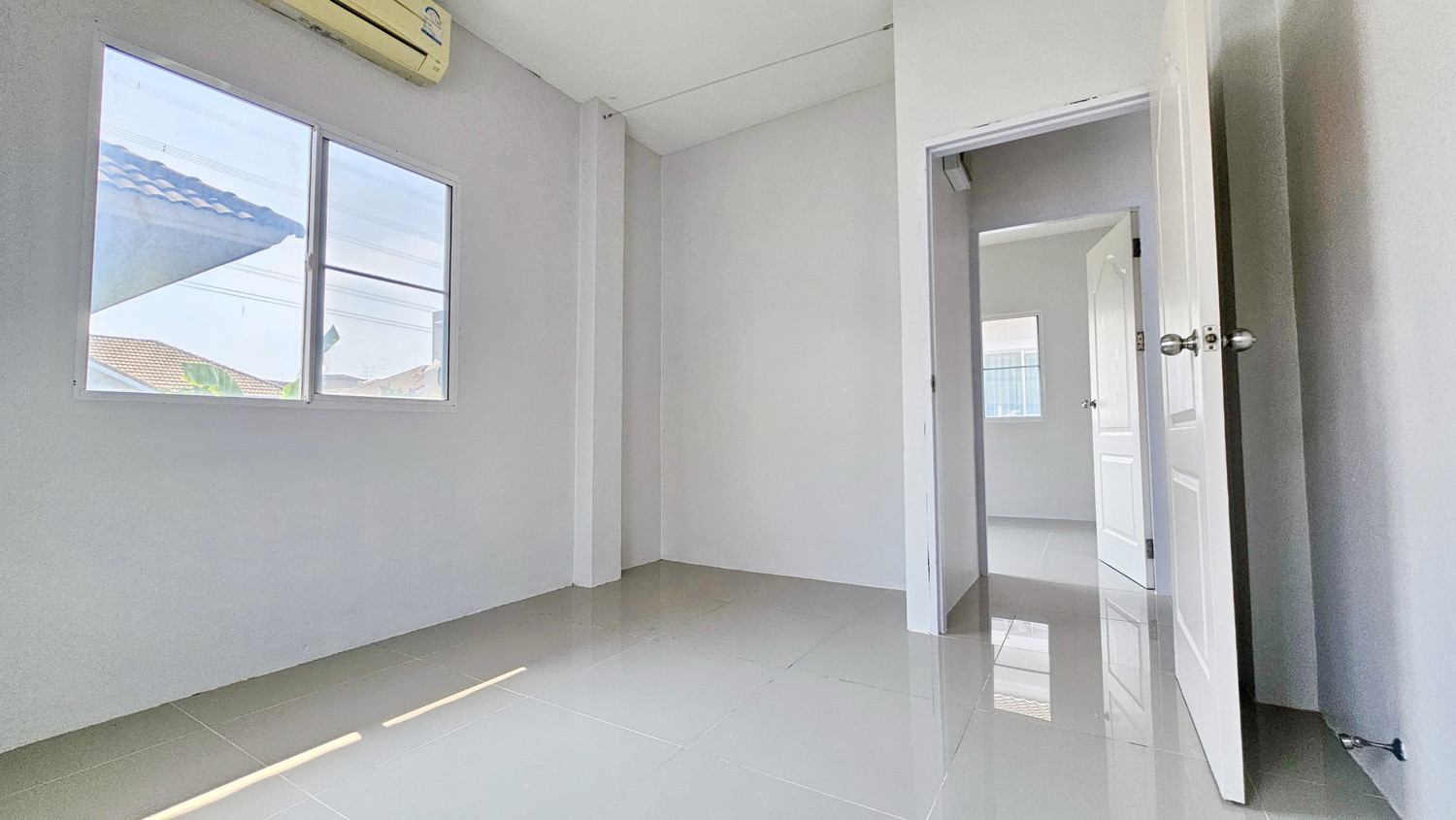 แลนซีโอ-รามคำแหง-วงแหวน-ซอยมีสทีน-บ้านแฝด-สไตล์บ้านเดี่ยว-4020-ตรว-สภาพดี-ใกล้รถไฟฟ้า