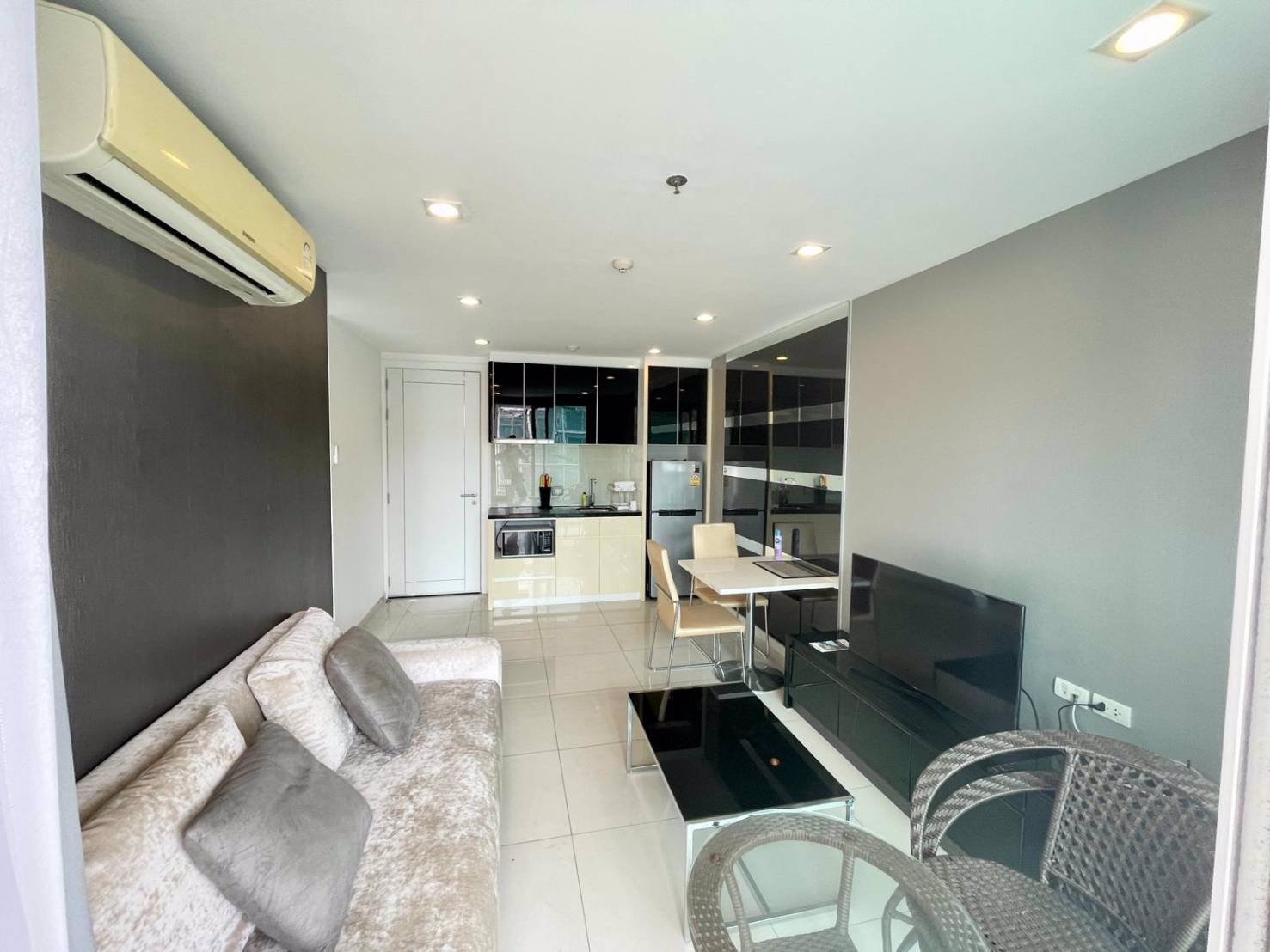 hot-price-the-vision-pratamnuk-fully-furnished-near-pattaya-beach