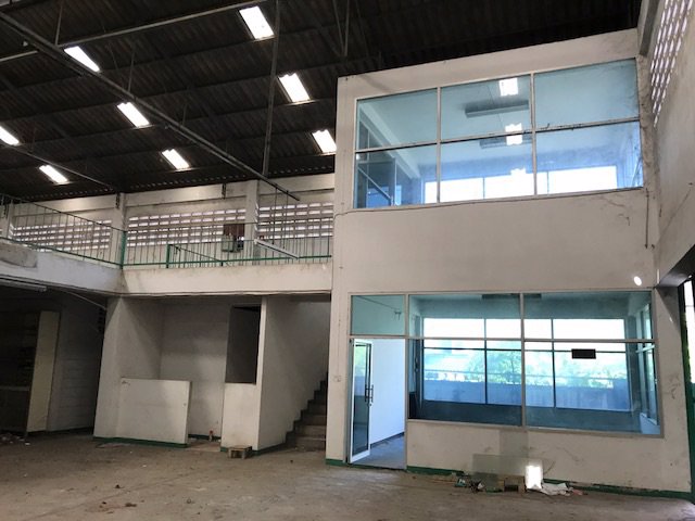 โรงงานให้เช่าโกดังให้เช่าอยู่ถนนรามอินทราเขตมีนบุรีกรุงเทพมหานครมีเนื้อที่ขนาด300ตรว