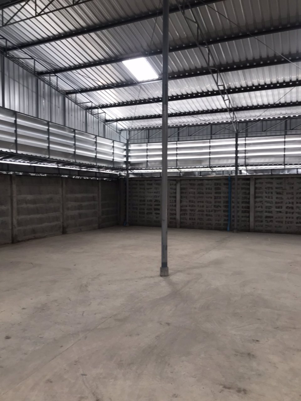 โกดังให้เช่าให้เช่าโกดังอยู่ถนนสุขาภิบาลสองใกล้สี่แยกประเวศ