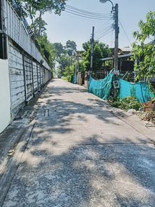 ขายที่ดินด่วนอยู่ถนนรามอินทราซอย-81-หน้าปากซอยมีสถานีรถไฟฟ้าอยู่ตรงข้ามกับโรงพยาบาลสินแพทย์