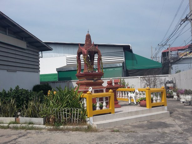 ขายโรงงานขายโกดังอยู่ติดถนนติวานนท์เนื้อที่5ไร่1งาน8ตารางวาตำบลบ้านกลางอำเมือง