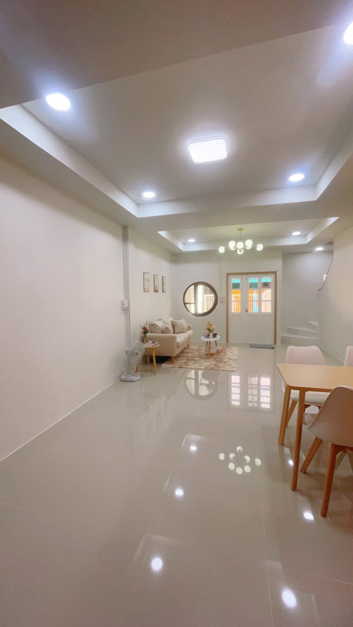 ทาวน์โฮมมินิมอลฉ่ำๆ-ฟรีเฟอร์ฯ-ราคาเบาๆ-ติดรถไฟฟ้า