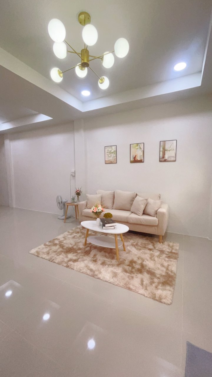 ทาวน์โฮมมินิมอลฉ่ำๆ-ฟรีเฟอร์ฯ-ราคาเบาๆ-ติดรถไฟฟ้า