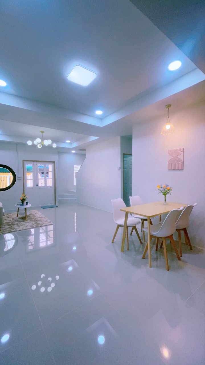 ทาวน์โฮมมินิมอลฉ่ำๆ-ฟรีเฟอร์ฯ-ราคาเบาๆ-ติดรถไฟฟ้า