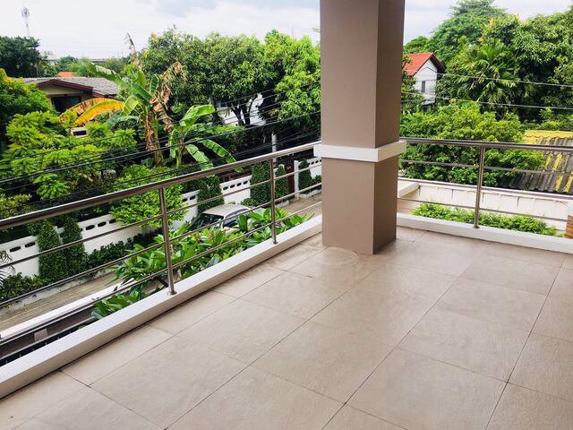 hr137-1ให้เช่าบ้านเดี่ยวเนื้อที่-104-ตรวหมู่บ้านเสรีวิลเลจ-พระราม-9-ตกแต่งเฟอร์ครบ-ใกล้-airport-lin