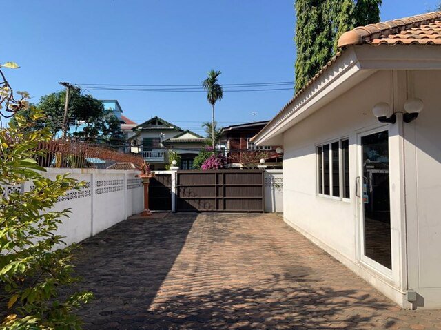 hs259ขายบ้านเดี่ยวสองหลังบน-ที่ดิน-94-ตรว-ซอยรามคำแหง182-ปากซอยเป็นรถไฟฟ้าสายสีส้ม